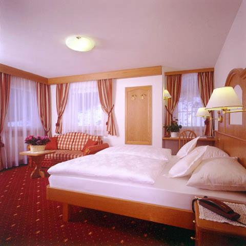 Hotel Scoiattolo Selva di Val Gardena Pokoj fotografie